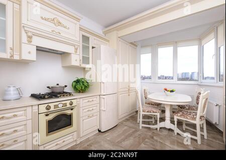 Moderno di colore beige cucina di lusso Foto Stock