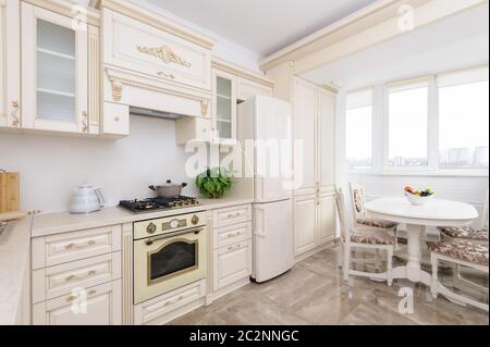 Moderno di colore beige cucina di lusso Foto Stock