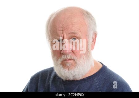Insoddisfatto orinato vecchio uomo isolato ritratto Foto Stock