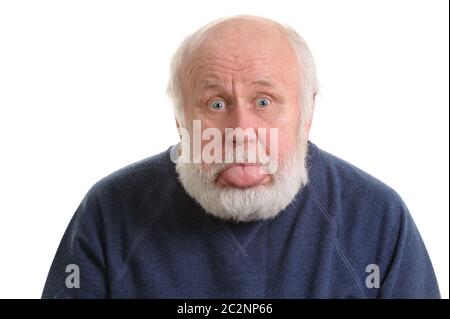 Il vecchio uomo fuori la sua lingua isolato su bianco Foto Stock