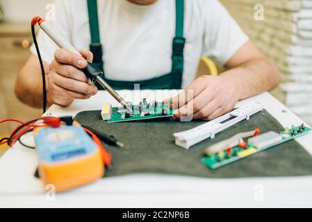 Repairman problema di fissaggio con frigorifero a casa. La riparazione di un frigorifero con occupazione, professional service Foto Stock