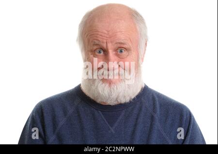 Insoddisfatto di vecchio uomo con sorriso, isolata su withe Foto Stock