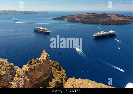 Vista dal villaggio di Fira al mare della caldera di Santorini Island, Grecia Foto Stock