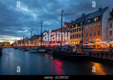 Canale Nyhavn a Copenhagen con i ristoranti al tramonto Foto Stock