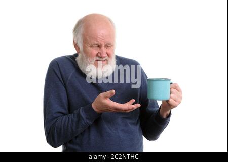 Infelice uomo anziano con tazza di bad tè o caffè isolato su bianco Foto Stock