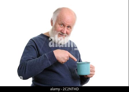 Infelice uomo anziano con tazza di bad tè o caffè isolato su bianco Foto Stock