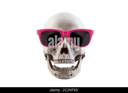 Cranio umano con occhiali rosa e aprire la ganascia isolato su sfondo bianco con tracciato di ritaglio Foto Stock