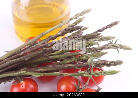 mazzo di asparagi selvatici con pomodori ciliegini Foto Stock