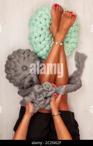 Giovane donna in maglia merino chunky pouf. Fatte a mano chunky maglia. Inverno moda stile di vita. Foto Stock