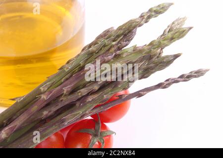 mazzo di asparagi selvatici con pomodori ciliegini Foto Stock