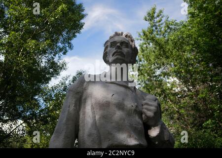 Kazakhstan, Ust-Kamenogorsk - 21 maggio 2020. Monumento Maxim Gorky nel parco. Foto Stock