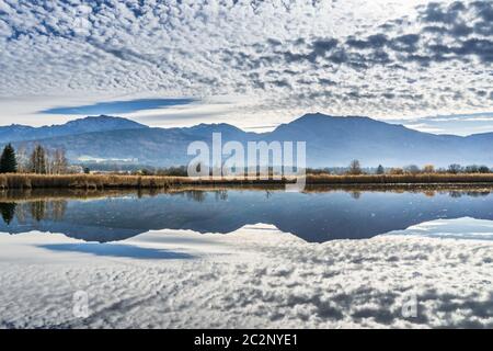 Riflessione nuvola nel lago Foto Stock