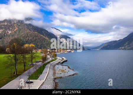 Passeggiate nel villaggio turistico Pertisau presso l'Achensee Foto Stock