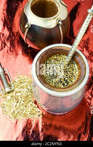 Calabash e bombilla con yerba mate.tradizionali di yerba mate tè Foto Stock