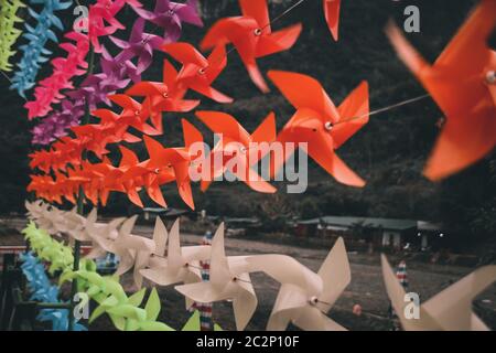 I colorati volantini si sono Uniti come una decorazione a tema estivo per celebrare l'estate nonostante la pandemia del covid-19 Foto Stock