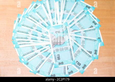Valuta indiana cinquanta rupie nuove note organizzate in un modo bello. Foto Stock