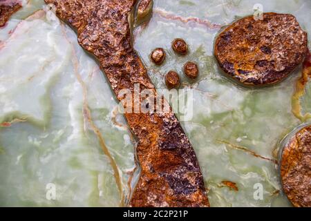 Primo piano della struttura e dei modelli di una roccia di giada grezza tagliata Foto Stock