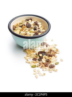 Colazione a base di cereali sani. Muesli misti in ciotola isolato su sfondo bianco. Foto Stock