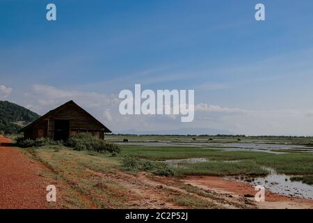 Vecchia casa di sale in legno a Kampot, Cambogia che mostra la vita e la vita del popolo khmer Foto Stock