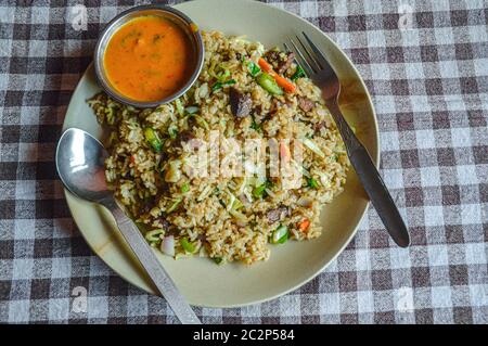 Khukara ko pulao o tradizionale pollo nepalese riso fritto Foto Stock