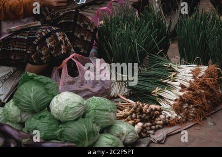 Venditore di verdure in Luang Prabang mattina mercato in Laos che mostra la vita, la cultura e la vita della gente locale Foto Stock