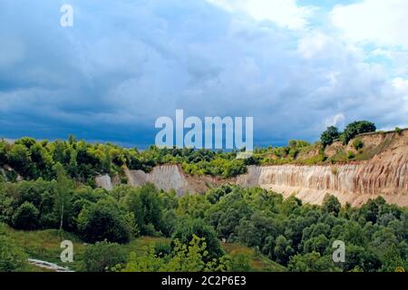 Cava di Cretaceo. Paesaggio con scogliere sabbiose e tuono cielo tempesta. Cretaceo buca Foto Stock