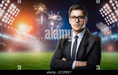 Uomo d'affari in occhiali e tuta, allenatore di calcio Foto Stock