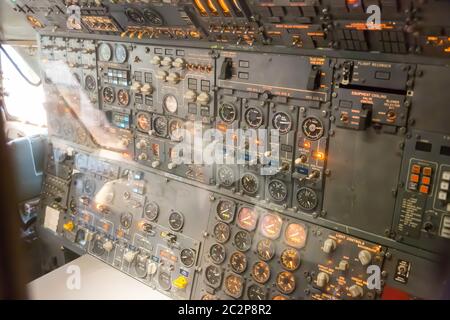 Cruscotto avionico all'interno del piano dell'aereo. Foto Stock