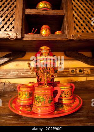 Tradizionale russo samovar con coppe in cucina Foto Stock