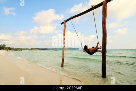 Godendo lo swing della spiaggia in estate tropicale Isola di Koh Rong in Cambogia Foto Stock