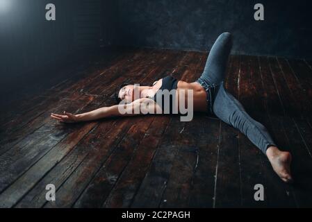 Stile Contemp danza nel corso di danza. Ballerino femmina in studio, acrobat elasticità del corpo Foto Stock