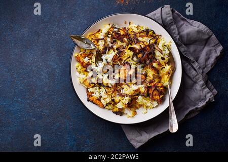 Piatto di riso indiano hyderabadi biryani con pollo e riso basmati. Cucina indiana, pasto ristorante. Spazio di copia Foto Stock