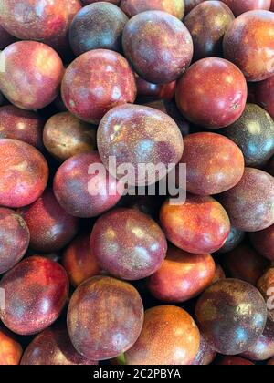 Foto di frutto della passione al bancone del supermercato Foto Stock