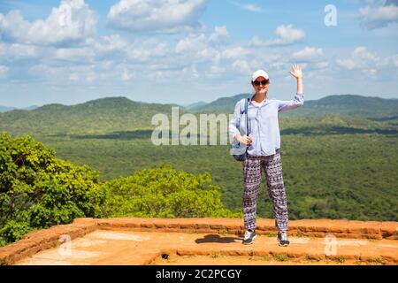 Viaggiatori femmina nel monastero Buddista, Sigiriya Sri Lanka unito, famosi luogo turistico. Eredità di Mondo, le attrazioni sotto la protezione di UNESCO Foto Stock