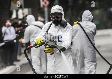 Pechino, Brasile. 16 Giugno 2020. Il personale effettua la disinfezione all'aeroporto Congonhas di San Paolo, Brasile, 16 giugno 2020. Credit: Rahel Patrasso/Xinhua/Alamy Live News Foto Stock