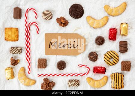 Una etichetta marrone con testo francese mezzi Merci Grazie. Natale Candy collezione con biscotti fatti in casa. Foto Stock