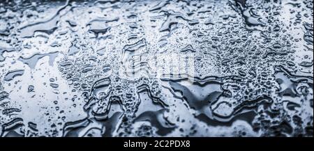 Acqua texture sfondo astratto, gocce di acqua su vetro d'argento come scienza macro elemento, tempo piovoso e natura superficie arte bac Foto Stock