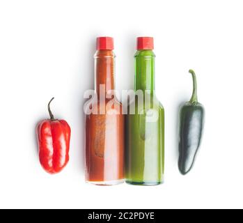 Habanero e peperoncini jalapeno con salsa Tabasco isolati su sfondo bianco. Foto Stock