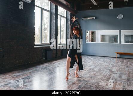 Donna su ballrom danza di formazione in classe. Persona di sesso femminile in abito, professional coppia danzante in studio Foto Stock