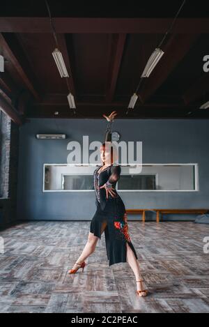 Donna su ballrom danza di formazione in classe. Persona di sesso femminile in abito, professional coppia danzante in studio Foto Stock