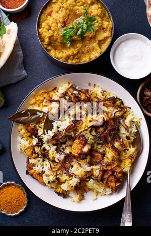 Piatto di riso indiano hyderabadi biryani con pollo e riso basmati. Cucina indiana, pasto ristorante Foto Stock