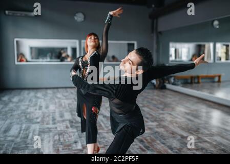 Eleganza ballerini in costumi su ballrom danza di formazione in classe. Maschi e femmine di partner professionali sulla coppia danzante in studio Foto Stock