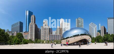 Chicago, Illinois, Stati Uniti - 14 giugno 2016. Scultura Cloud Gate nel parco Millenium. Una delle sculture più uniche e interessanti. Autore Anish Kapoor Foto Stock