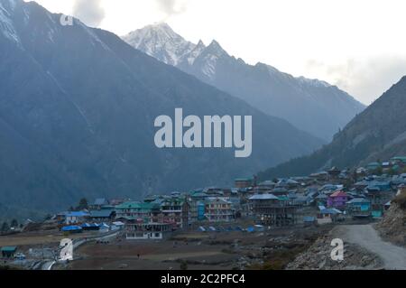 Insediamenti umani in alta quota delle colline himalayane e valle delle montagne altitudini più alta regione estremo clima freddo. Terreni accidentati, fragil Foto Stock