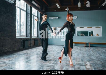 Due ballerini in costume su ballrom danza formazione in classe. Partner femminili e maschili in coppia professionale danzante in studio Foto Stock