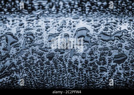 Acqua texture sfondo astratto, gocce di acqua su vetro d'argento come scienza macro elemento, tempo piovoso e natura superficie arte bac Foto Stock