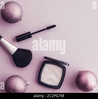 Set di prodotti cosmetici e trucco per la promozione di Natale di bellezza marchio, di lusso viola flatlay sfondo come vacanza design Foto Stock