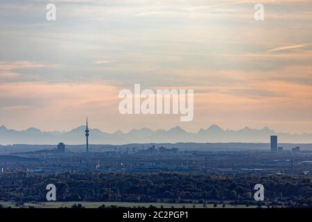 Skyline di Monaco di fronte alle Alpi Foto Stock