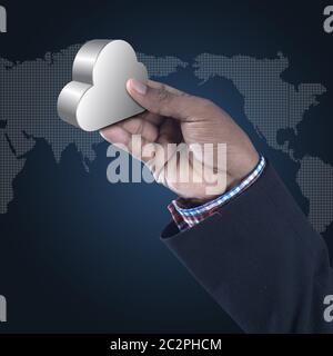 Uomo d'affari che mostra il concetto di cloud computing. Foto Stock