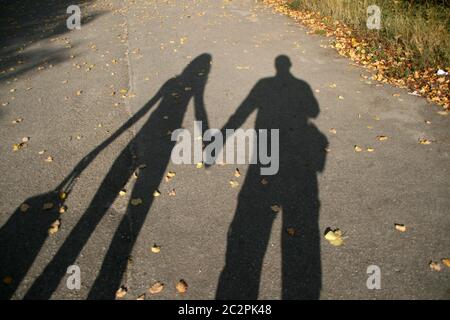 Ombra di holding hands giovane Foto Stock